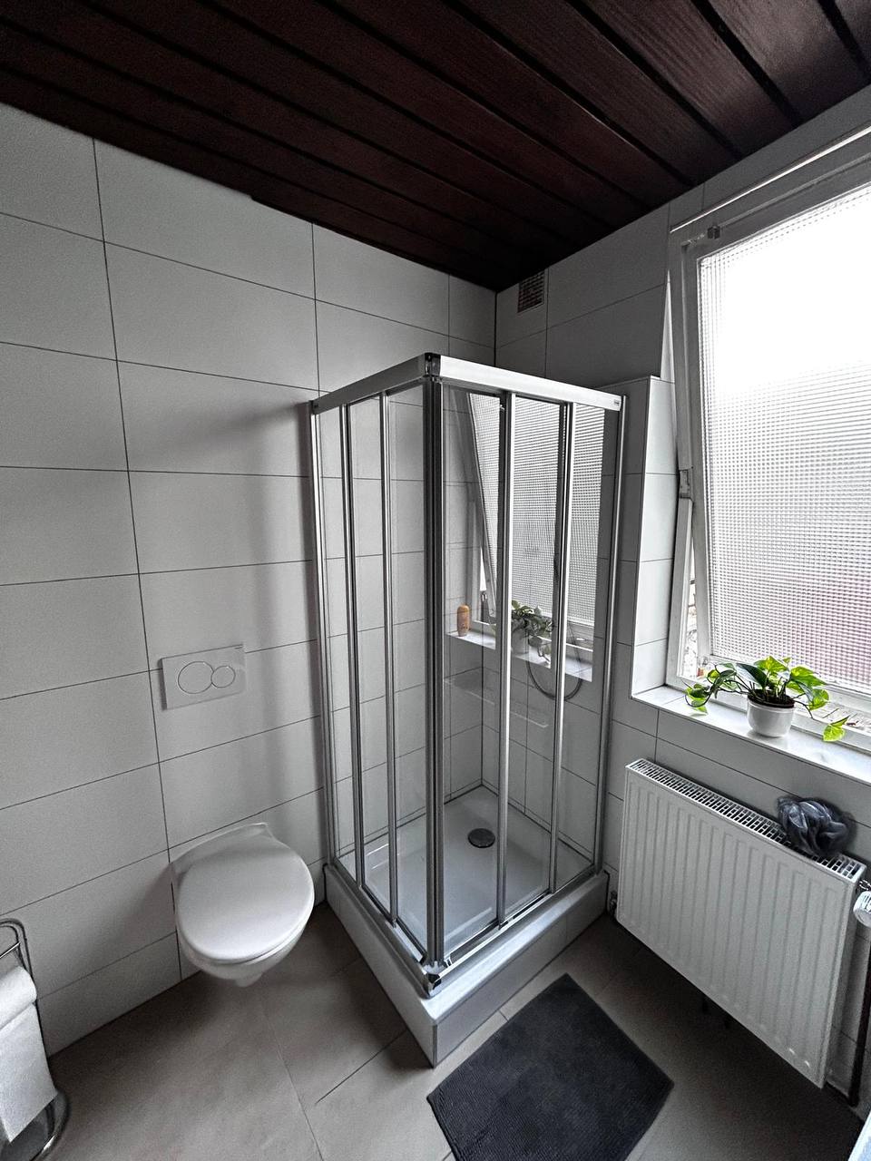 Fertiges Badezimmer mit Dusche